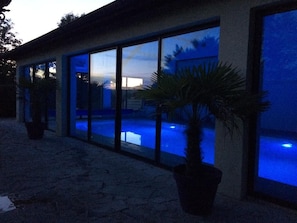 Una piscina techada, una piscina climatizada