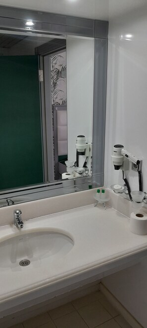 Superior Room | Bathroom | Shower, hydromassage showerhead, hair dryer, towels - Turk Inn Uzcan Hotel  (Usak)