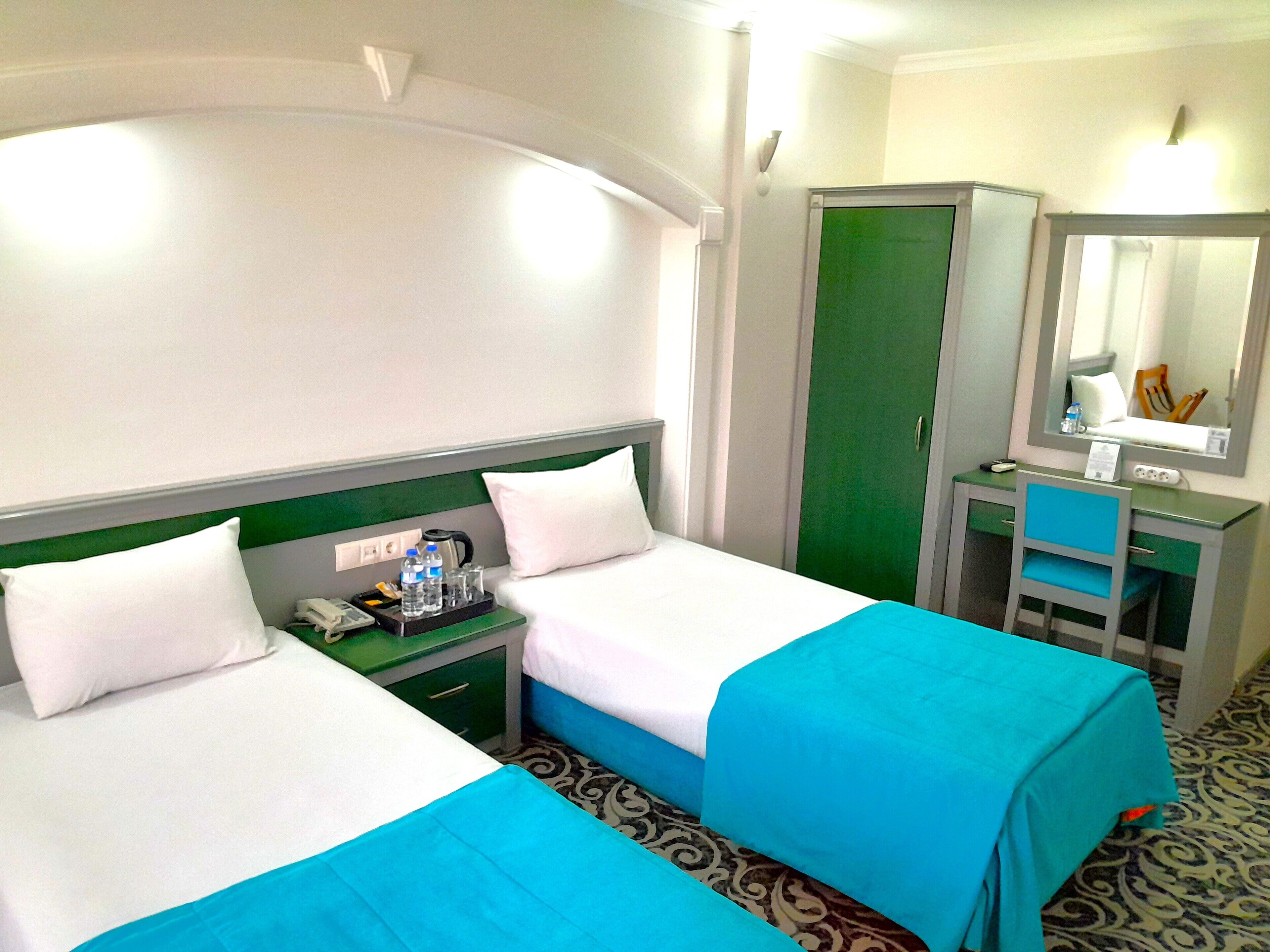 أغطية فراش متميزة ومكتب ومساحة عمل للكمبيوتر المحمول وواي فاي مجانًا