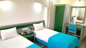 Habitación estándar con 2 camas individuales | Ropa de cama de alta calidad y escritorio