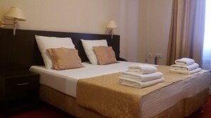Habitación doble superior | Caja de seguridad en la habitación, muebles diferentes y escritorio