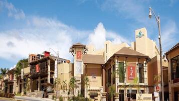 Un hotel con un edificio central que muestra un letrero que dice 'Quarry Club' y un letrero que dice 'Superstar'.
