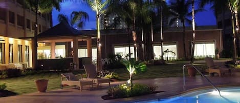 Una piscina al aire libre