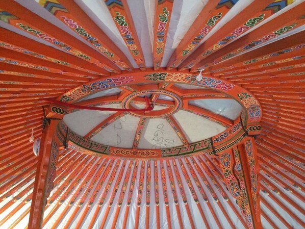 Una yurtas tradicional con estructura de techo circular y motivos coloridos.