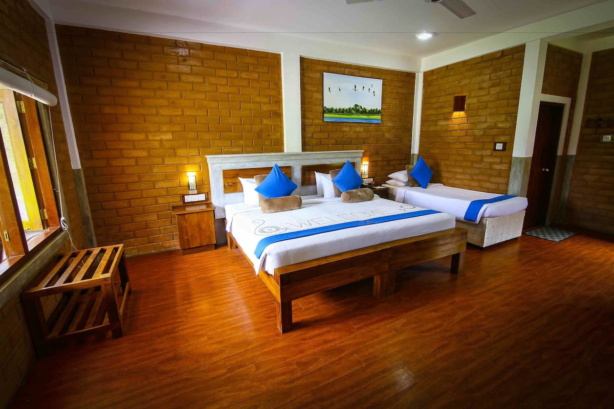 Habitación cuádruple Deluxe | Caja fuerte, wifi gratis, ropa de cama