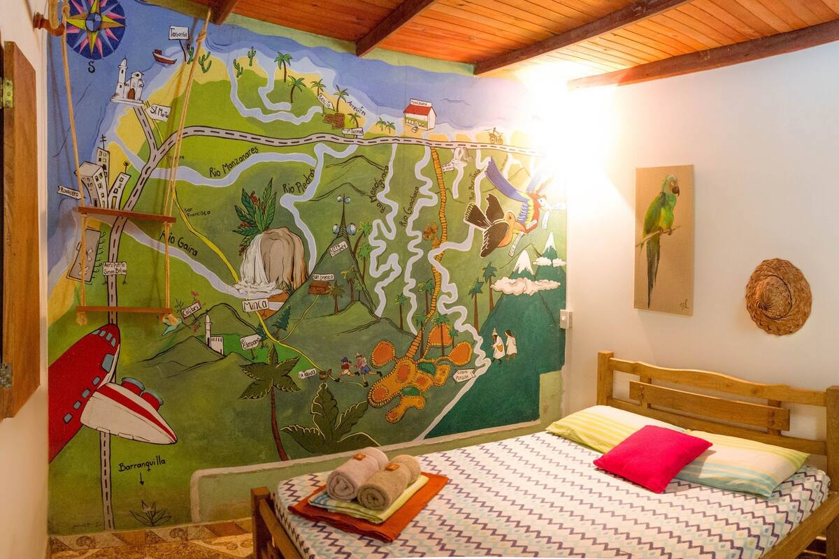 Cortinas blackout, wifi gratis y ropa de cama