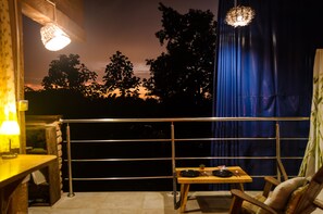 Cortinas blackout, wifi gratis y ropa de cama