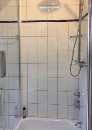 Apartamento (incl. end cleaning fee €91) | Chuveiro