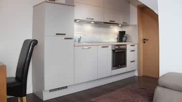 Apartment (incl. end cleaning fee €91) | Dapur peribadi | Peti sejuk, ketuhar gelombang mikro, ketuhar, dapur