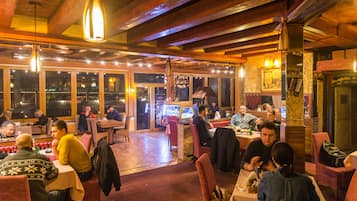 Breakfast, lunch, dinner served; local and international cuisine