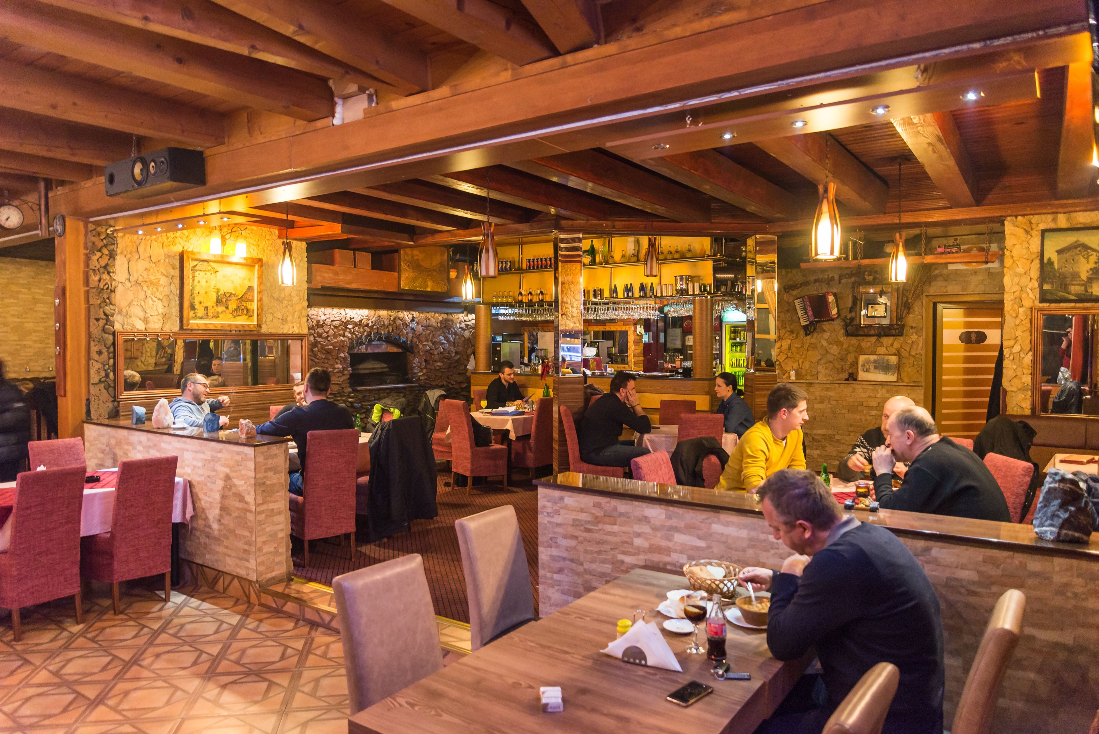 Frokost, lunsj og middag serveres, lokale og internasjonale retter 