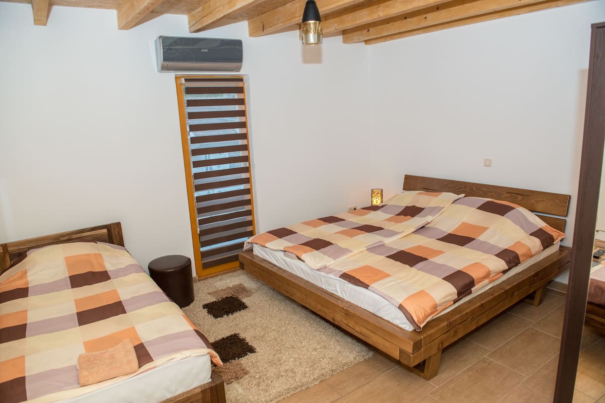 Family Room | In-room safe, iron/ironing board, free cribs/infant beds, free WiFi