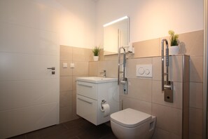 Appartement, accessible aux personnes à mobilité réduite (W48) | Salle de bain | Douche, douche cascade, séchoir à cheveux, serviettes fournies