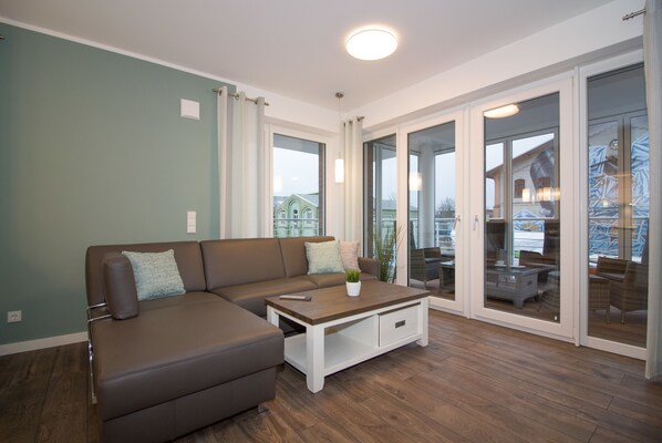 Apartamento (W25, incl. end cleaning fee €91) | Zona de estar | Una televisión de pantalla plana