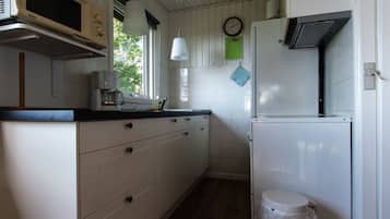 Cabin, Multiple Beds, Non Smoking | Private kitchen | Full-sized fridge, microwave, oven, stovetop