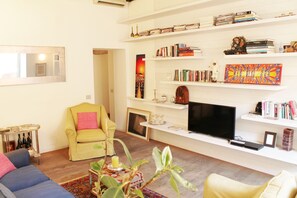 Apartment, 2 Schlafzimmer | Wohnbereich | Fernseher