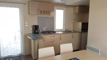 Mobil Karavan, 2 kamar tidur, Bebas Asap Rokok | Dapur pribadi | Lemari es, microwave, kompor, dan mesin pembuat kopi/teh
