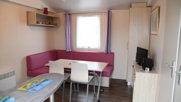 2 bedrooms, iron/ironing board