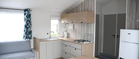 Kühlschrank, Mikrowelle, Herdplatte, Wasserkocher mit Kaffee-/Teezubehör