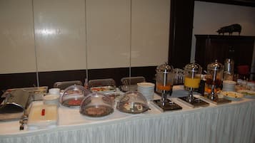 Tägliches Frühstücksbuffet (12 EUR pro Person)