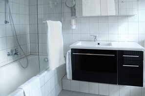 Basic Double Room | Bathroom amenities | Shower, free toiletries, hair dryer, towels - Hotel-Restaurant Ammertmann (Gronau (Westphalia))