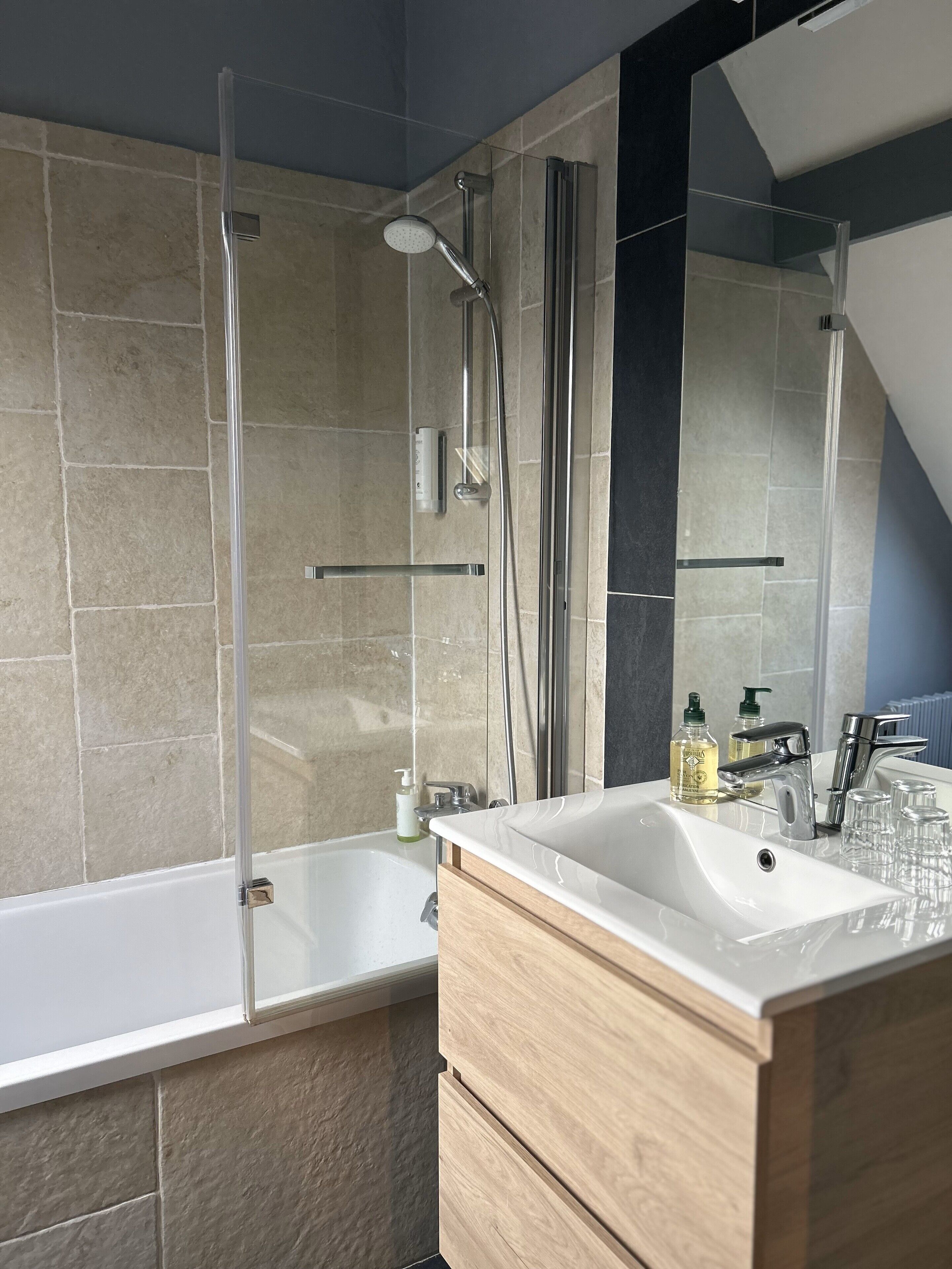 classic quadruple room | bathroom | shower, free toiletries, towels