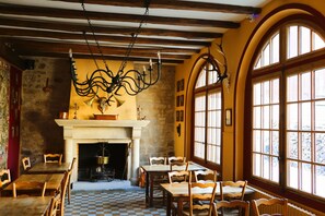 Se sirven comidas, cenas y cocina francesa 