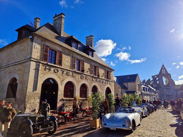 Front of property - Hotel De L'Abbaye (Longpont)