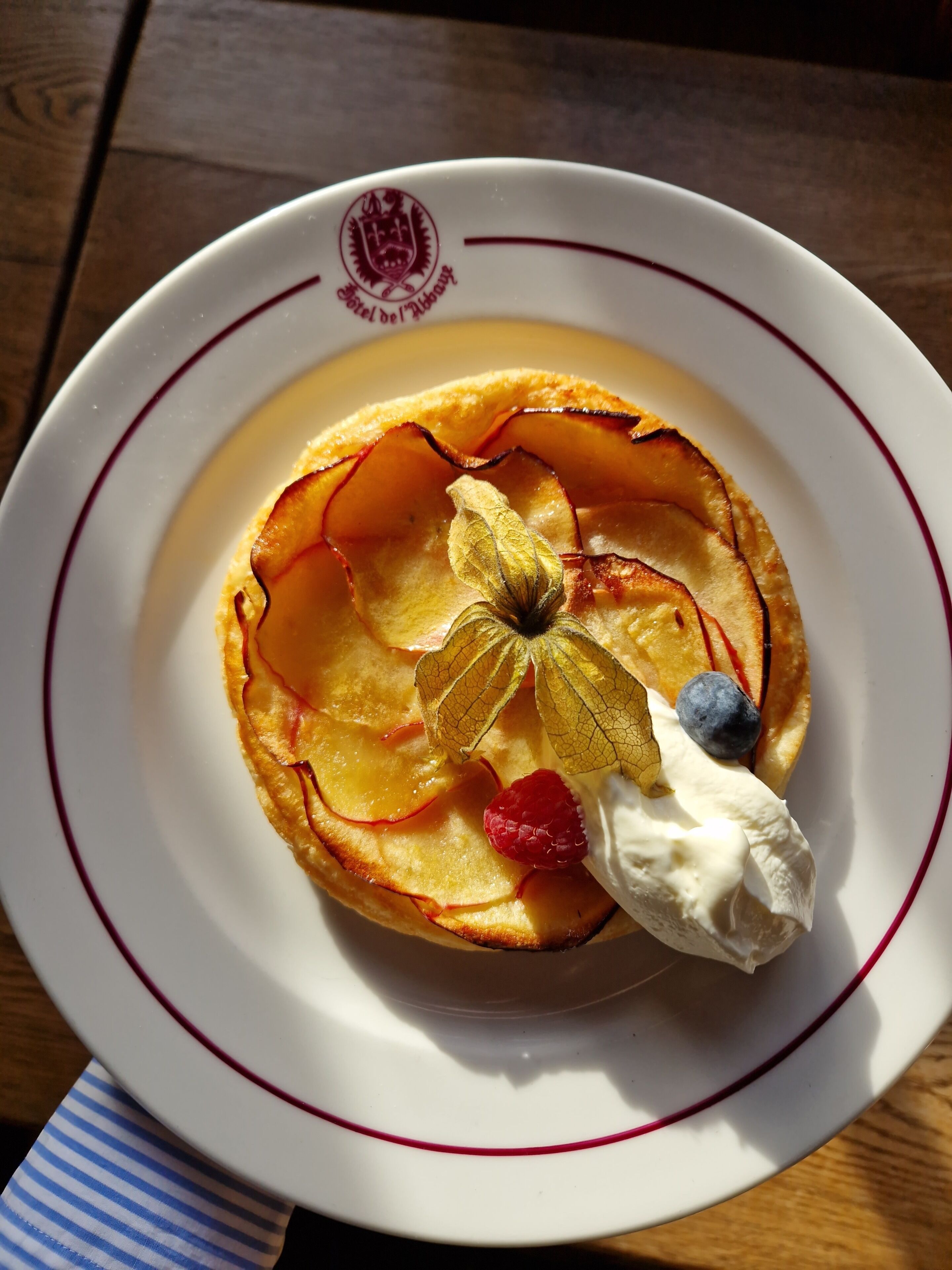 Un plato con un postre sobre una mesa.