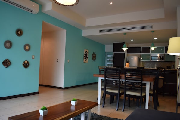 Apartamento, 3 quartos | Área de estar | TV de tela plana