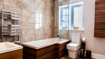 Apartment, 1 Bedroom, Kitchen, Garden View | Bathroom shower
