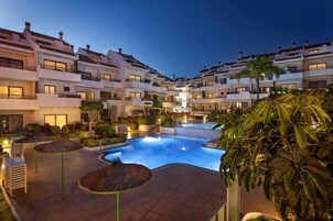 Una piscina cubierta, una piscina al aire libre
