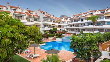 Alberca techada y alberca al aire libre