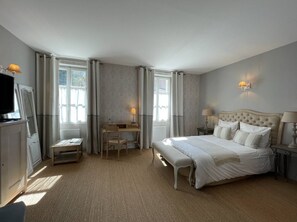 1 habitación, decoración personalizada, muebles diferentes y escritorio