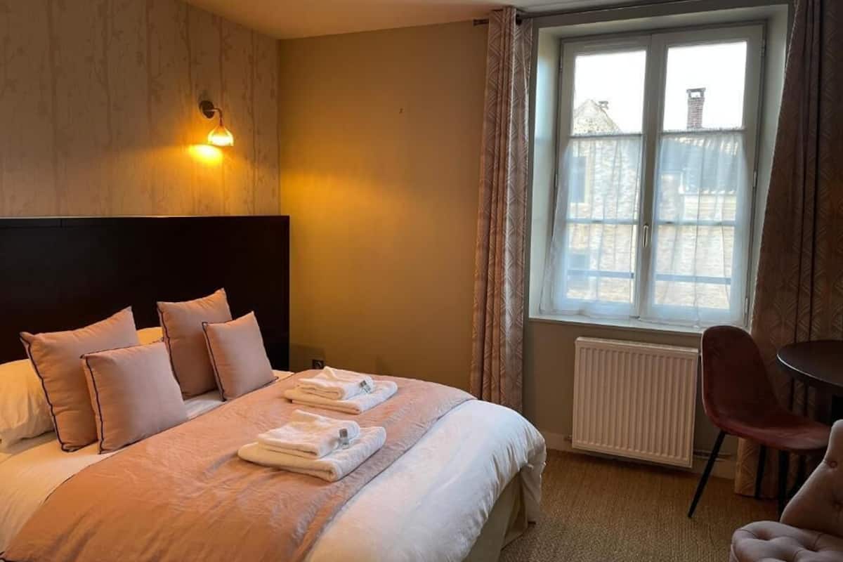 1 bedroom, individually decorated, individually furnished, desk