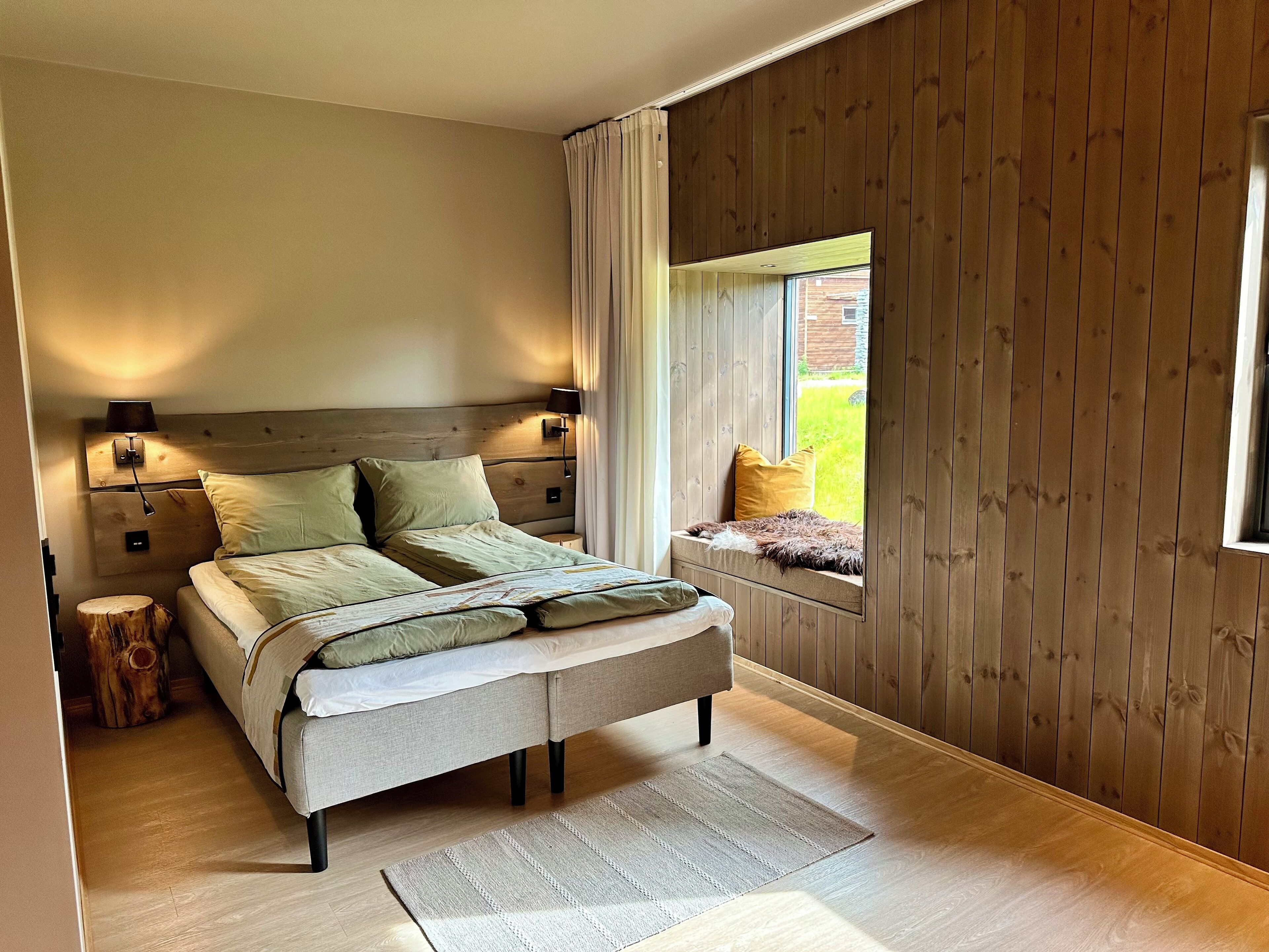 Deluxe dubbelrum eller tvåbäddsrum - 1 queensize-säng | Mörkläggningsgardiner, ljudisolering och strykjärn/strykbräda