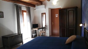 A bedroom with a bed, a desk, a chair, and a wardrobe. - Cloris Guest House (Noto)