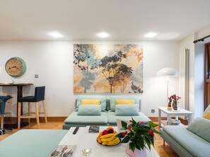 Appartamento Luxury, 2 camere da letto, balcone, al piano terra | Area soggiorno | TV a schermo piatto 65 pollici con canali satellitari, TV