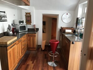 Business Apartment, 2 Bedrooms | Individually decorated, individually furnished, iron/ironing board