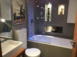 Executive-huoneisto, 2 makuuhuonetta | Kylpyhuone | Ilmaiset hygieniatuotteet, hiustenkuivaaja, pyyhkeet