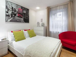 Luxury Apartment, 2 Bedrooms, Balcony, Ground Floor | Individually decorated, individually furnished, iron/ironing board