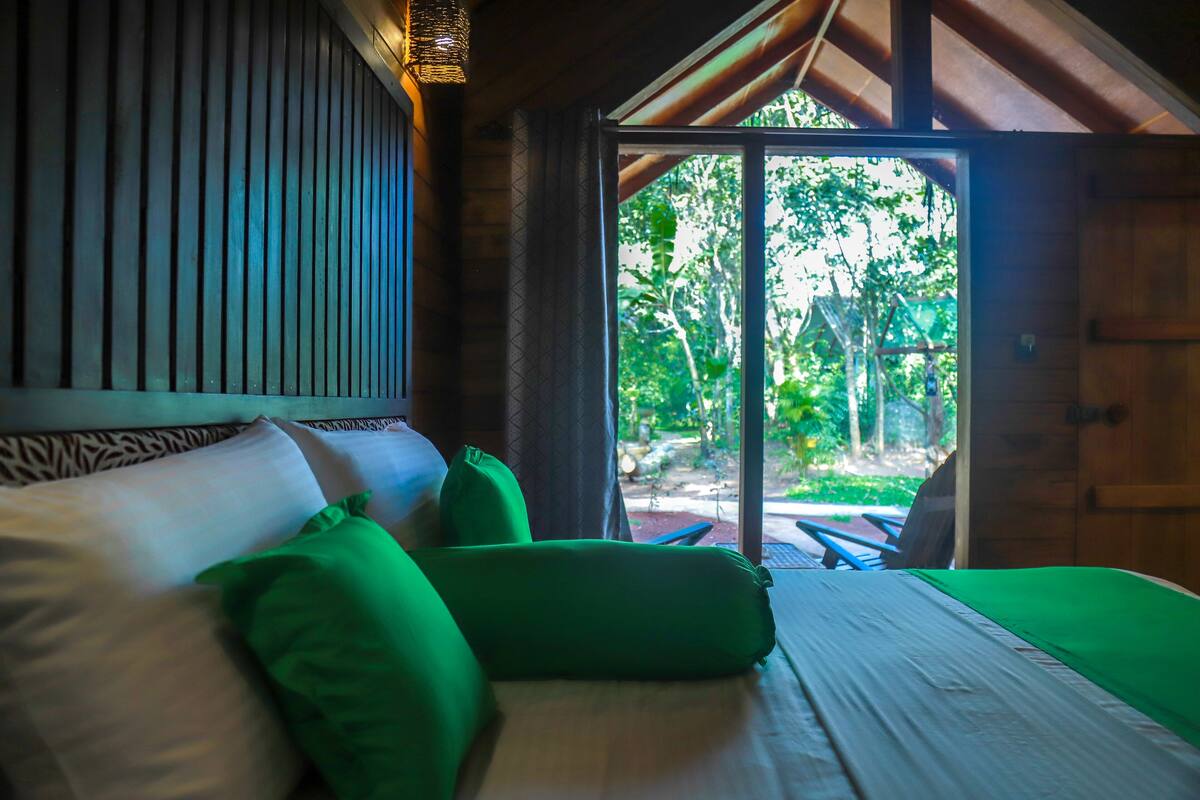 Nhà gỗ Deluxe | Minibar, két bảo mật tại phòng, màn/rèm cản sáng, phòng cách âm 