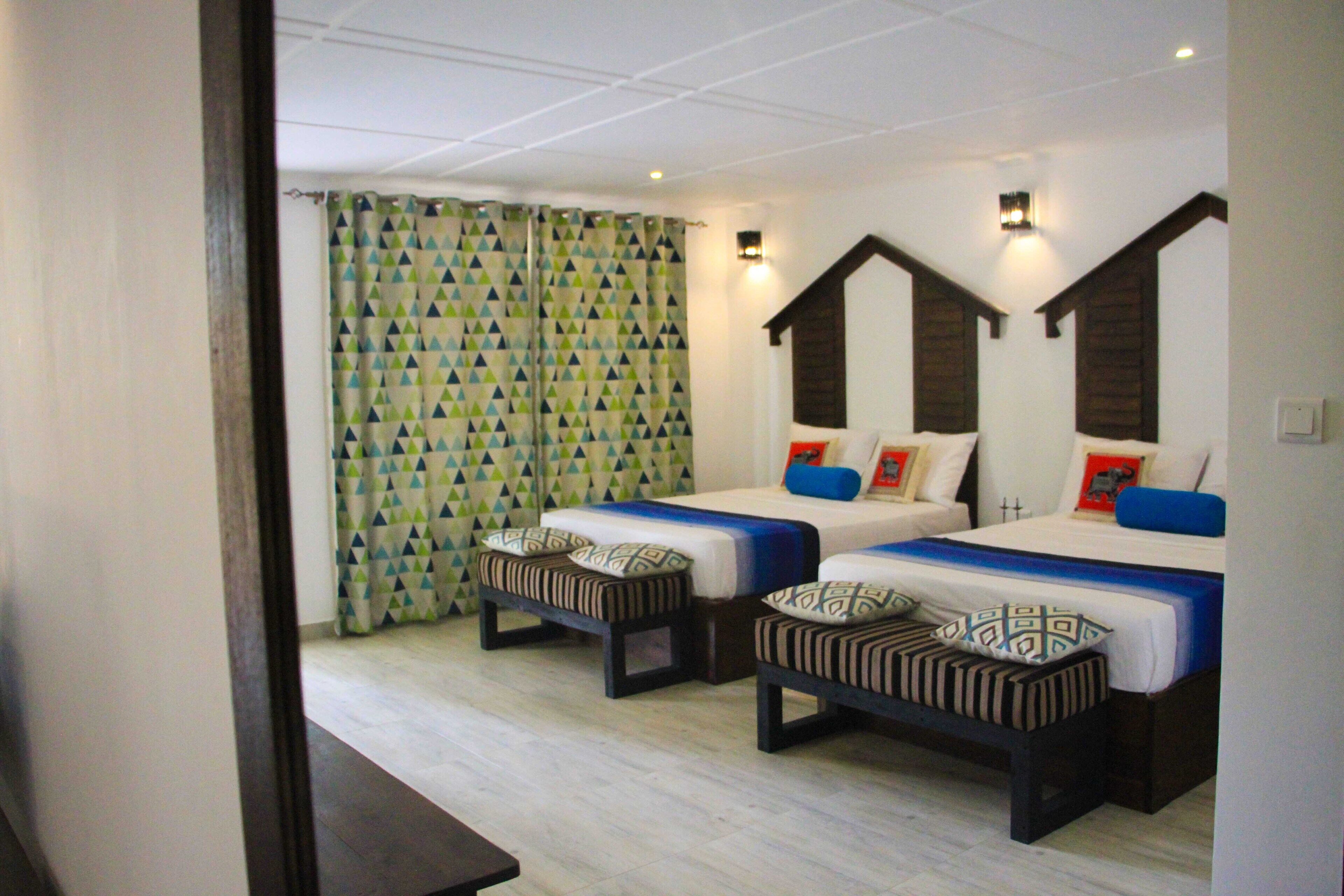 family room | minibar, in-room safe, individually decorated, individually furnished