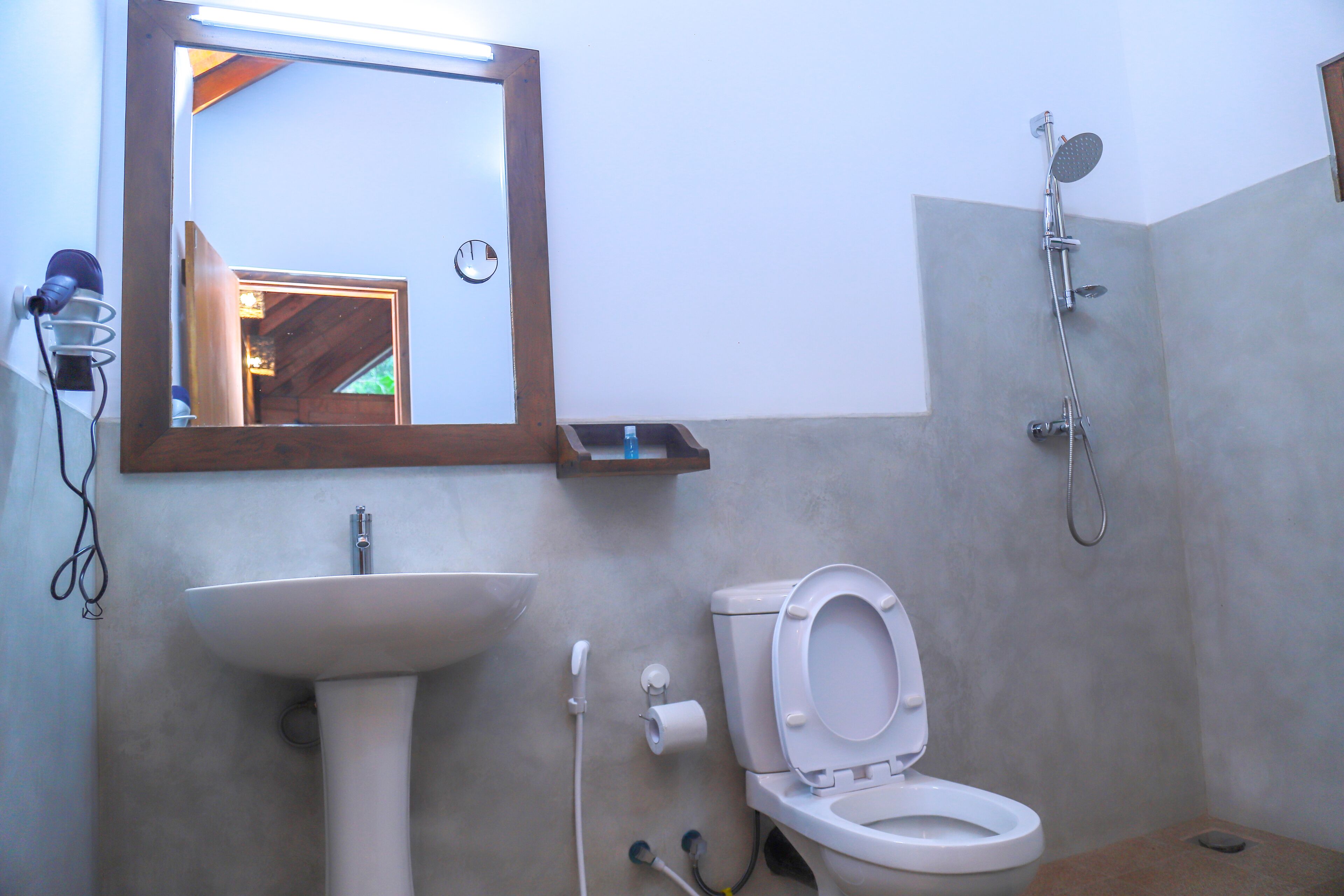 deluxe chalet | bathroom | shower, free toiletries, hair dryer, slippers