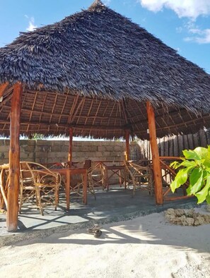 Breakfast and dinner served, local and international cuisine - Villa Francesca Zanzibar (Uroa)