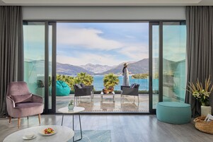 One Bedroom Suite Sea View | Premium bedding, pillowtop beds, minibar, in-room safe