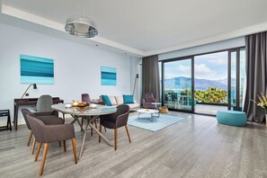 One Bedroom Suite Sea View | Zona de estar | Una televisión LCD