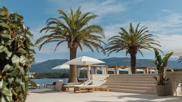 Spiaggia privata, lettini da mare, ombrelloni, teli da spiaggia
