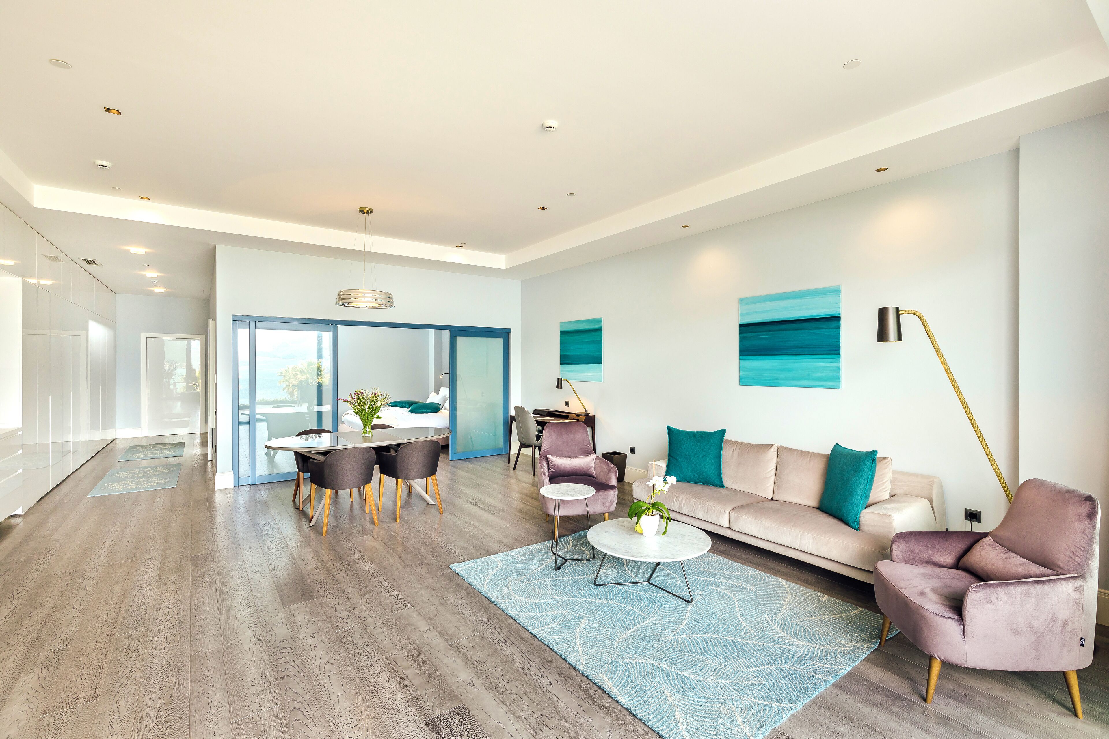 premium bedding, pillow-top beds, minibar, in-room safe