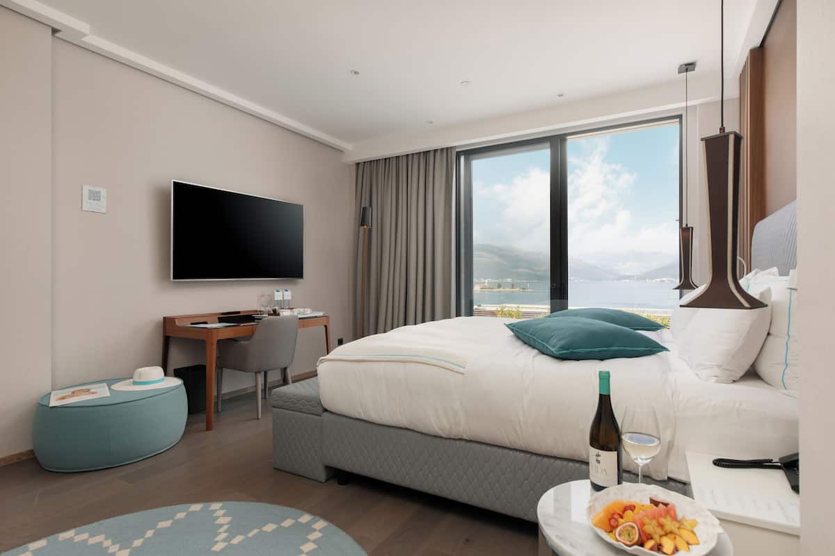 Premium bedding, pillowtop beds, minibar, in-room safe